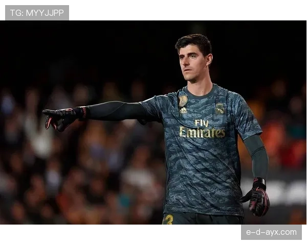 库尔图瓦转会最新动态：皇马门将未来去向成疑